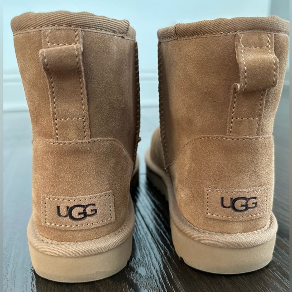UGG classic mini logo boots! - Picture 2 of 4